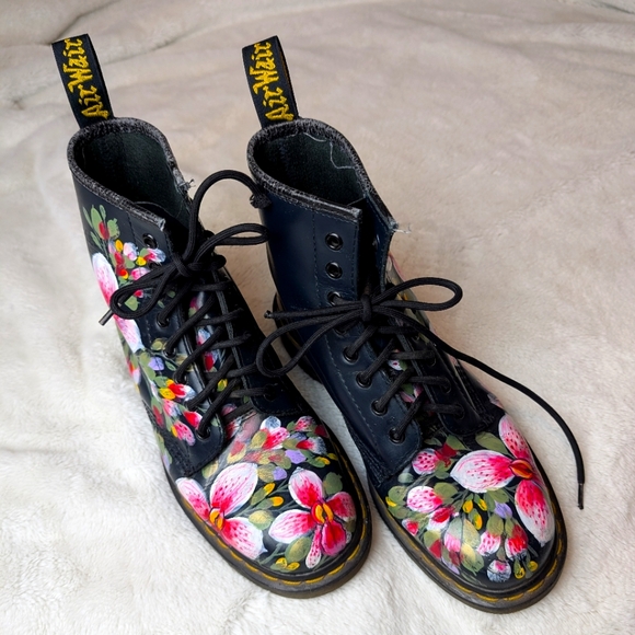Dr. Martens "hand painted in France" 1460 Vonda II Women's ankle boot! (W-10) - Picture 9 of 14